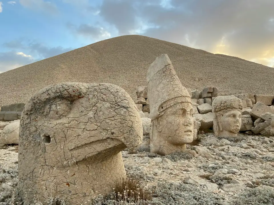 Nemrut Dağı'nda taş heykeller