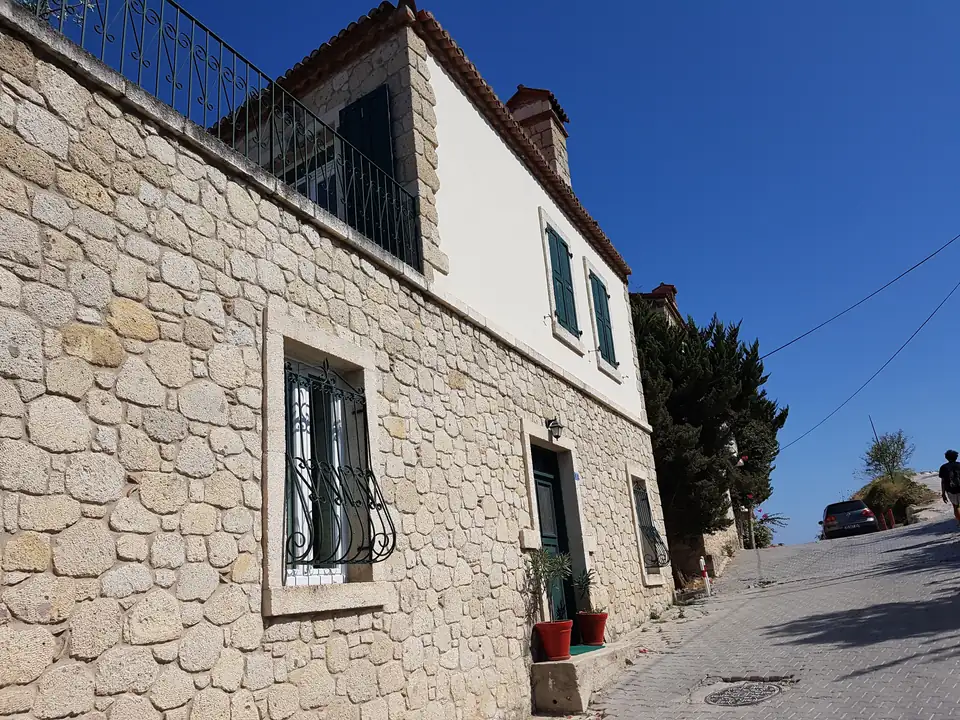 Alaçatı'da taş ev ve sokak
