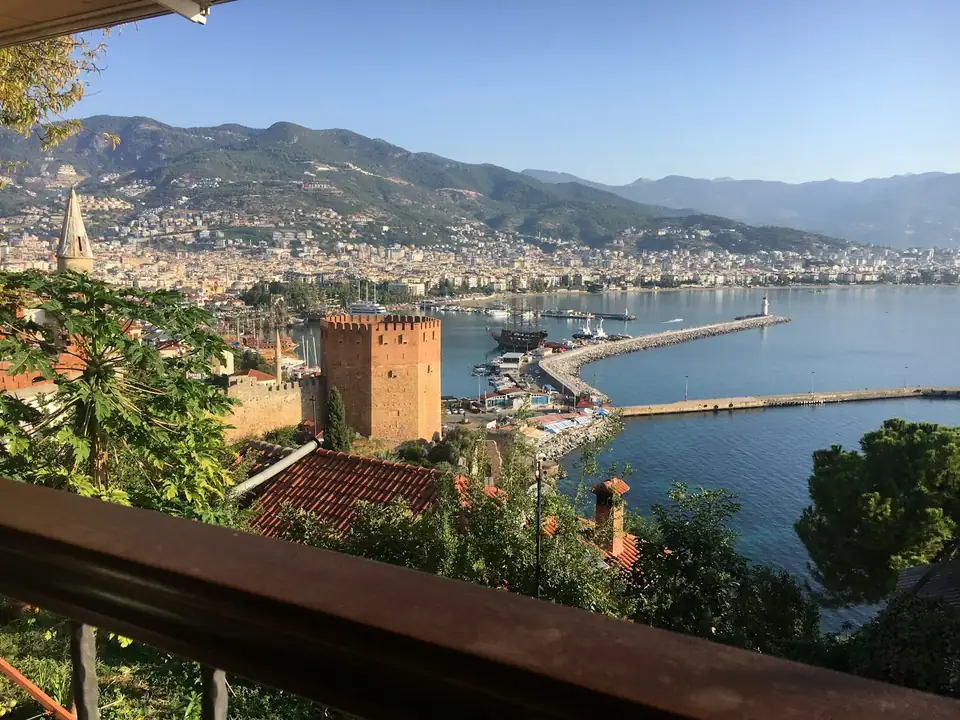 Alanya'da Kızıl Kule ve liman