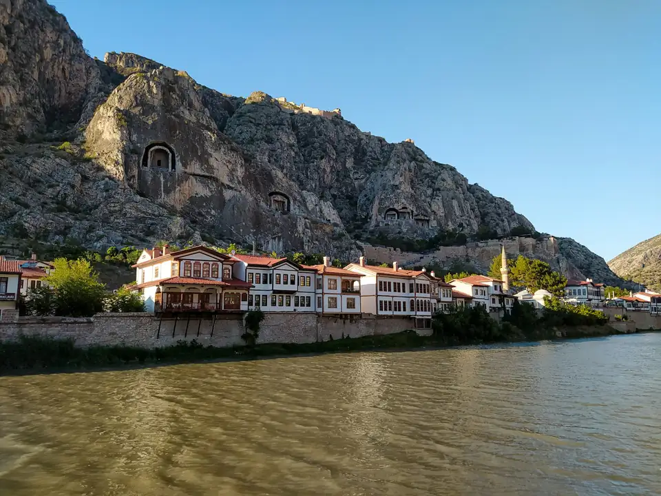Amasya'da Yeşilırmak kıyısındaki evler