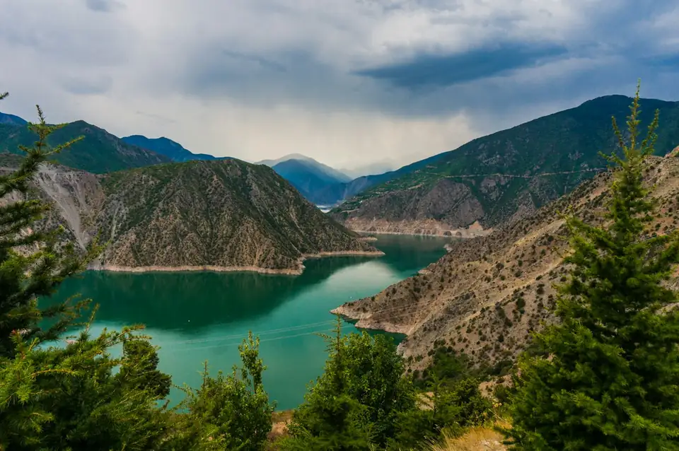 Artvin'de Deriner Barajı ve dağlar