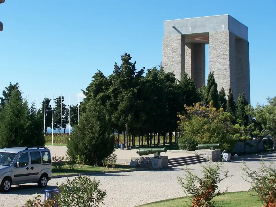 Çanakkale şehir merkezinde kuleli yapı