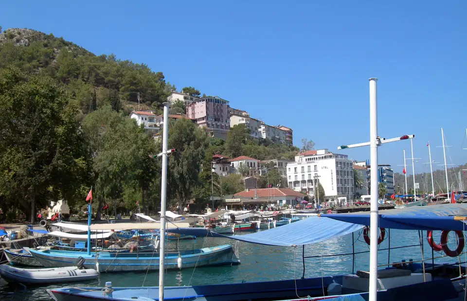 Fethiye limanında tekneler ve yamaçtaki kent
