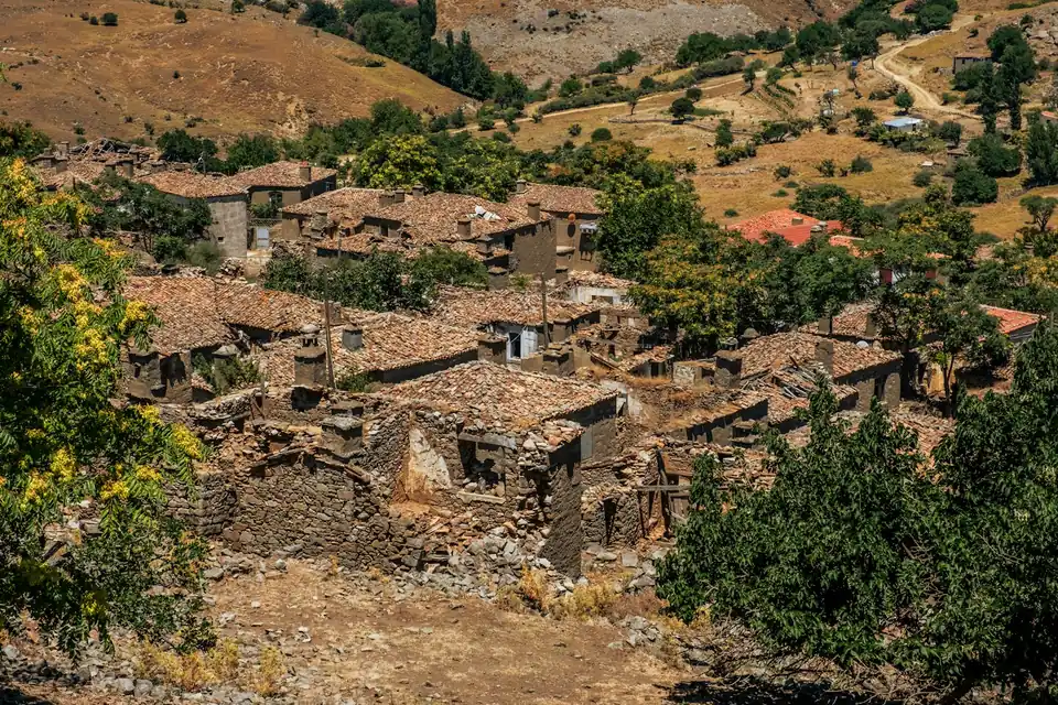 Gökçeada'da tepelerin arasındaki köy