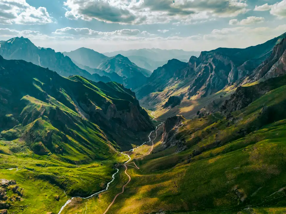 Hakkari'de vadi ve kıvrılan nehir