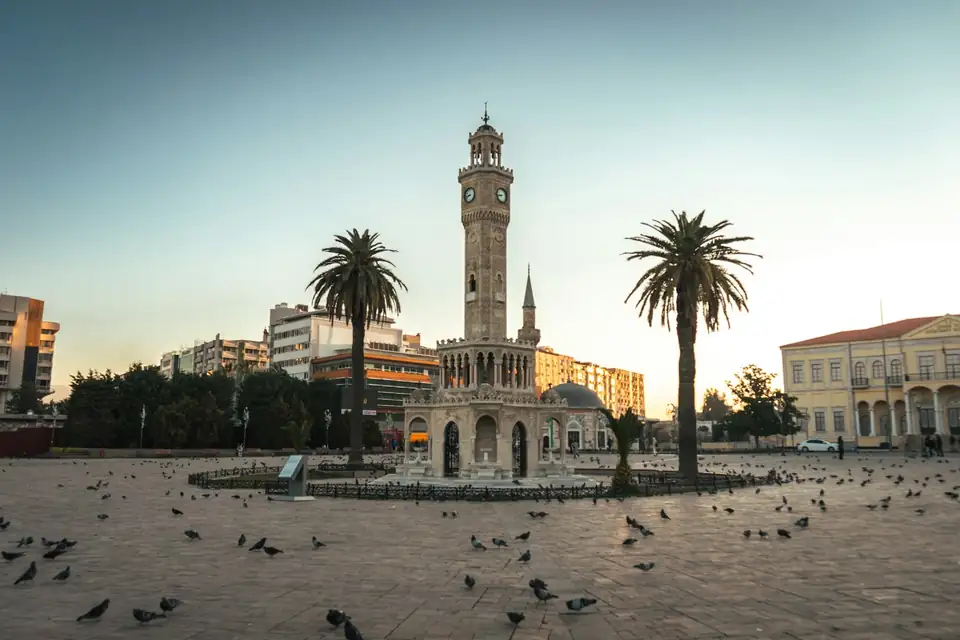 Konak Meydanı ve Saat Kulesi