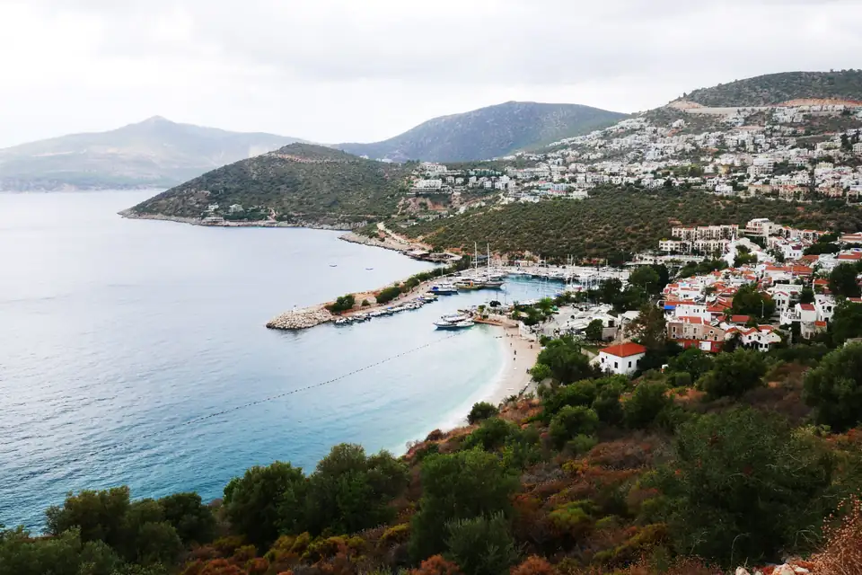 Kalkan koyu ve kasaba