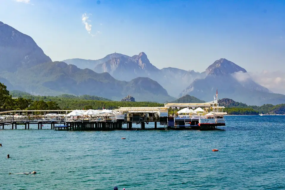 Kemer'de liman ve dağlar
