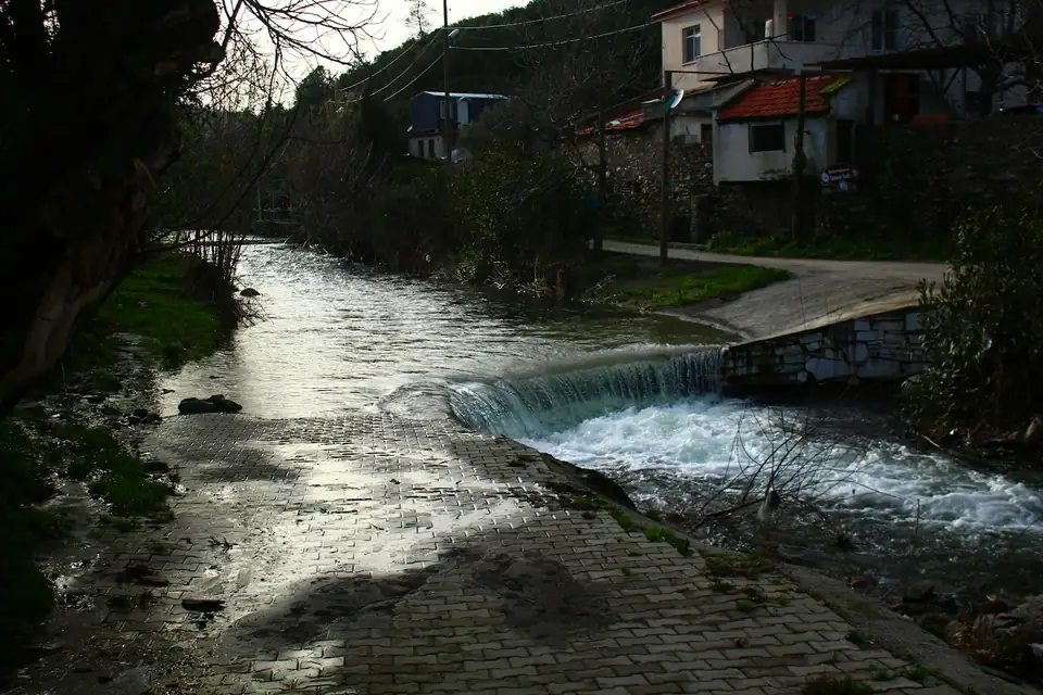 Muğla'da dere ve evler