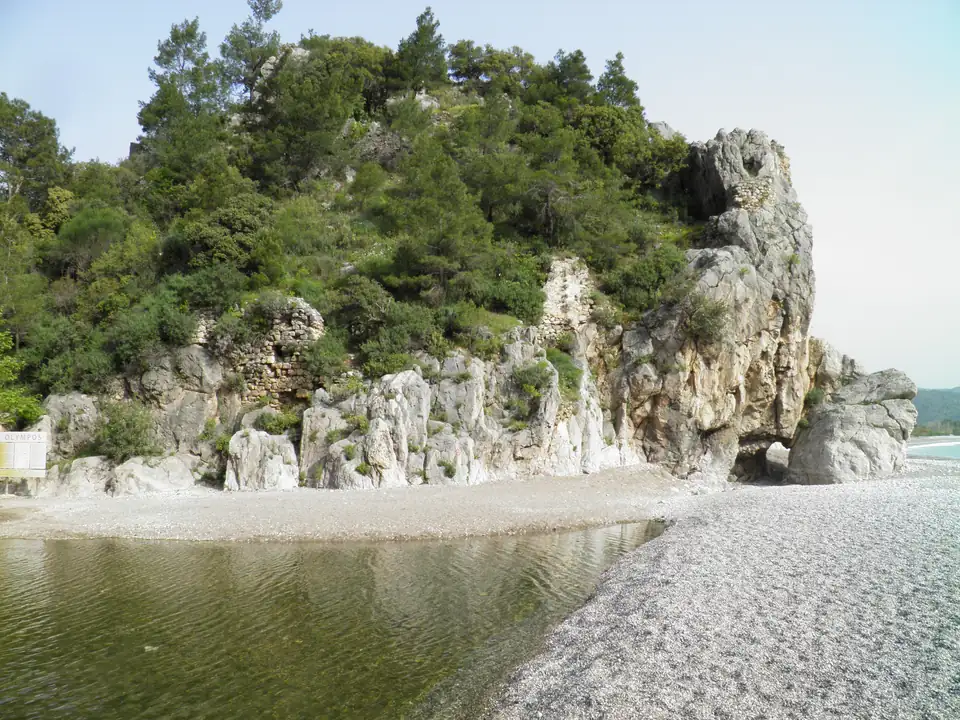 Olimpos sahilinde kayalar