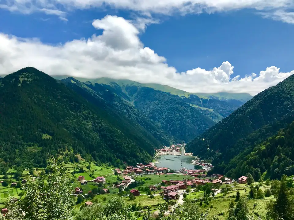 Uzungöl vadisi ve yeşil yamaçlar