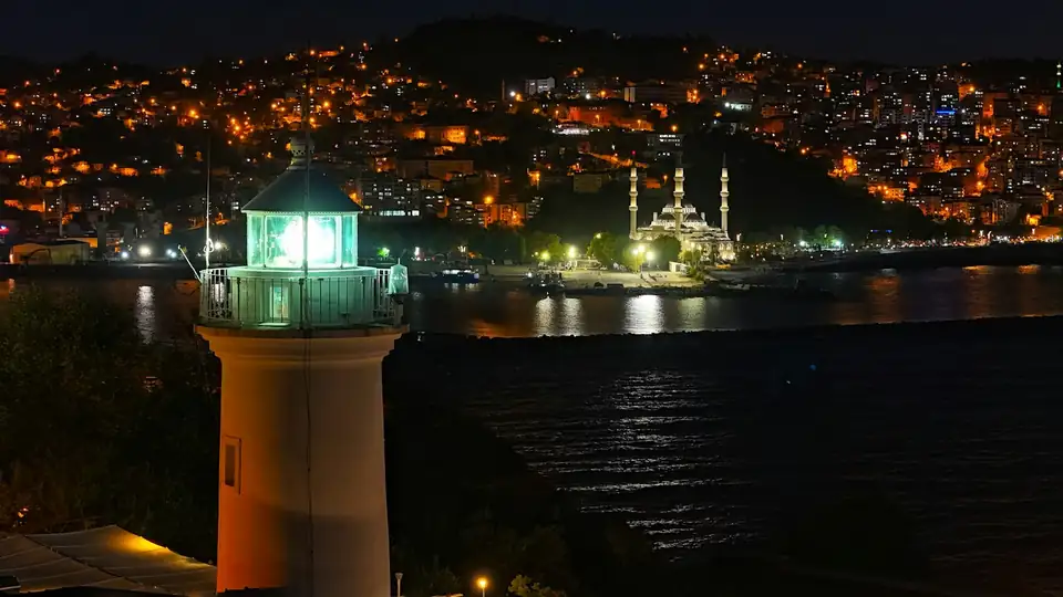 Zonguldak'ta gece kıyı ve deniz feneri
